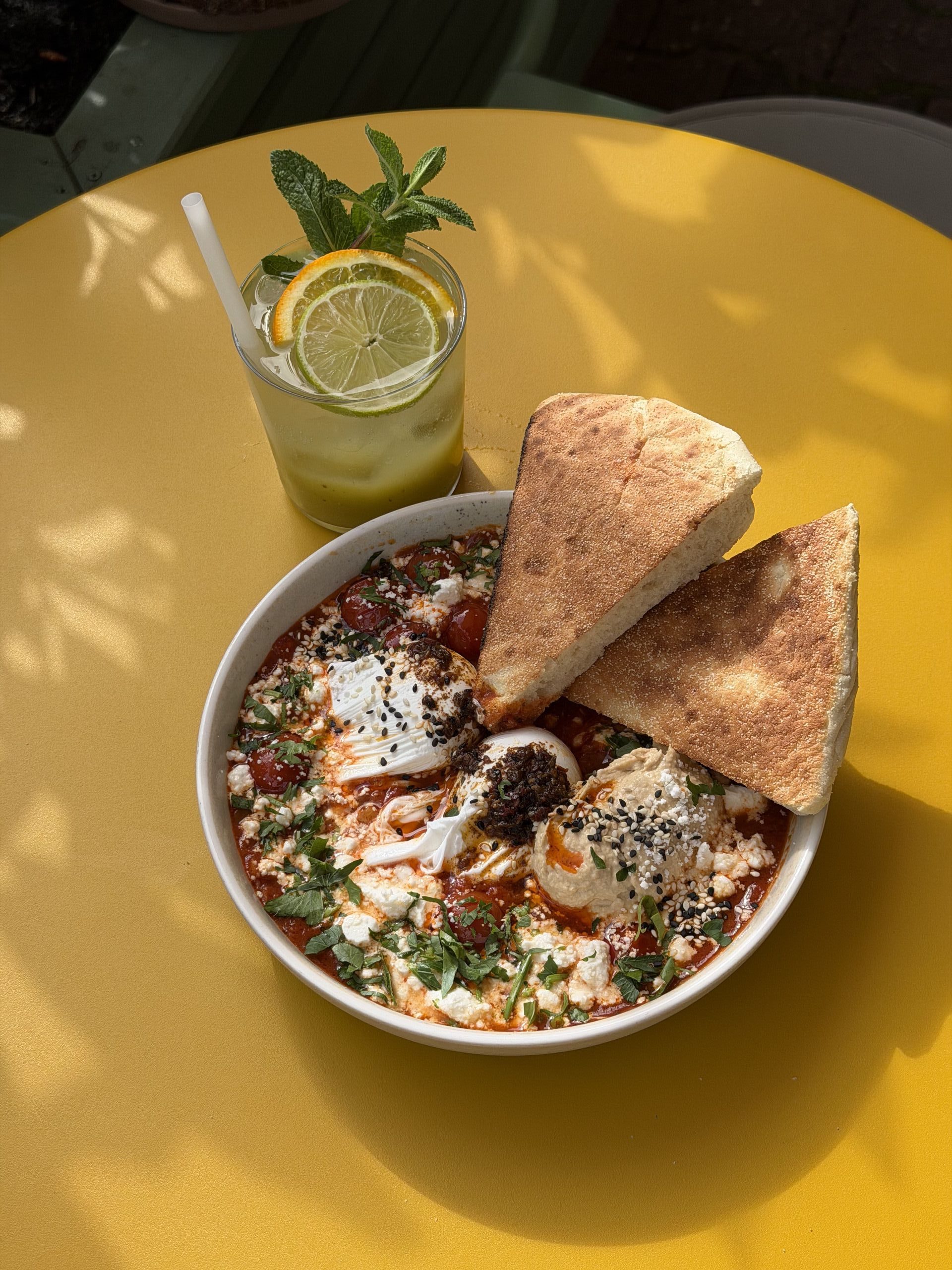 Glutenfreie Bowl mit glutenfreiem Granola