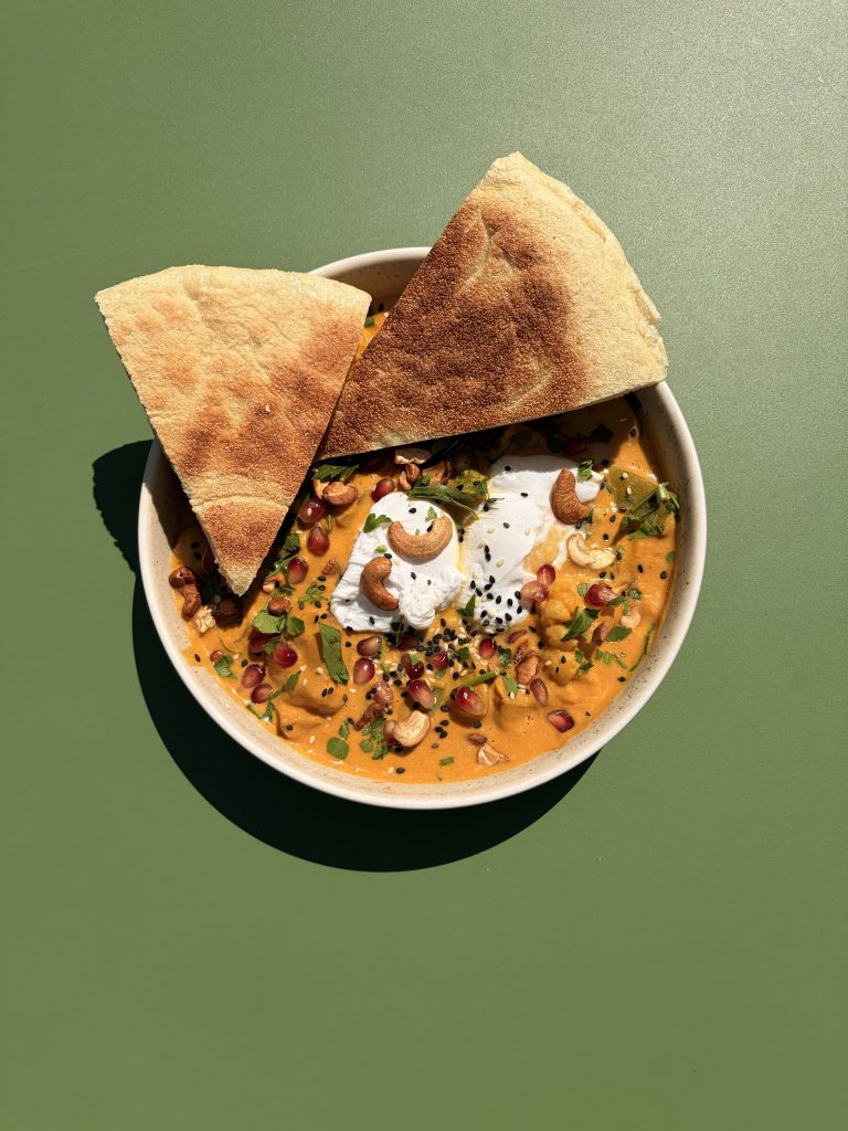 Lunch Bowl mit frischen und saisonalen Zutaten