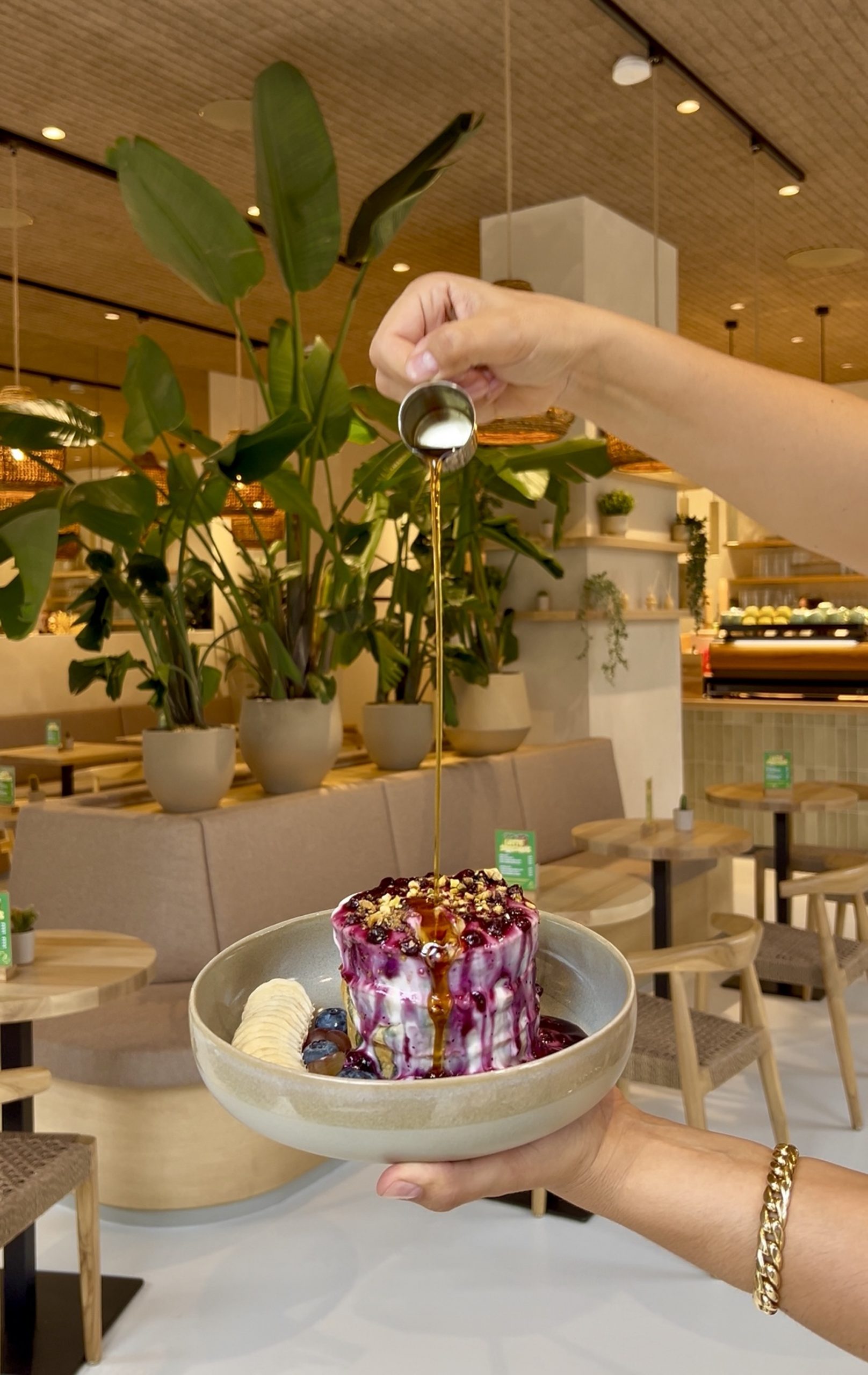 Herzhaftes Frühstück von der Speisekarte im Sunny Side Up