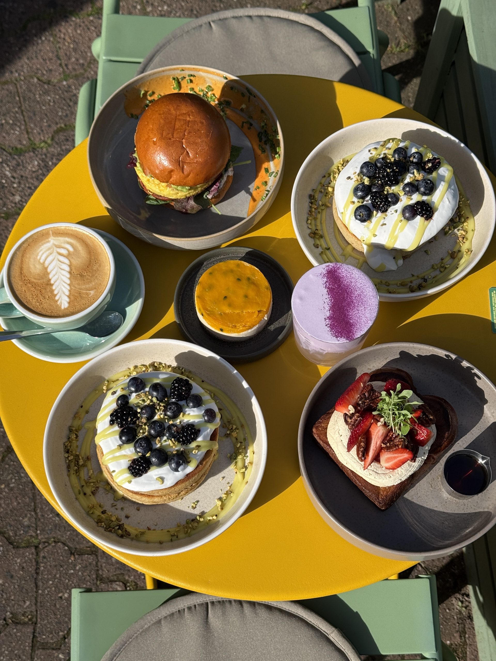 Sunny Chili Cheese Eggs auf geröstetem Sauerteigbrot
