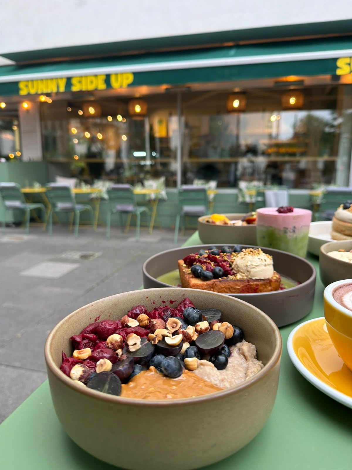 Açaí bowl avec granola, myrtilles et noisettes