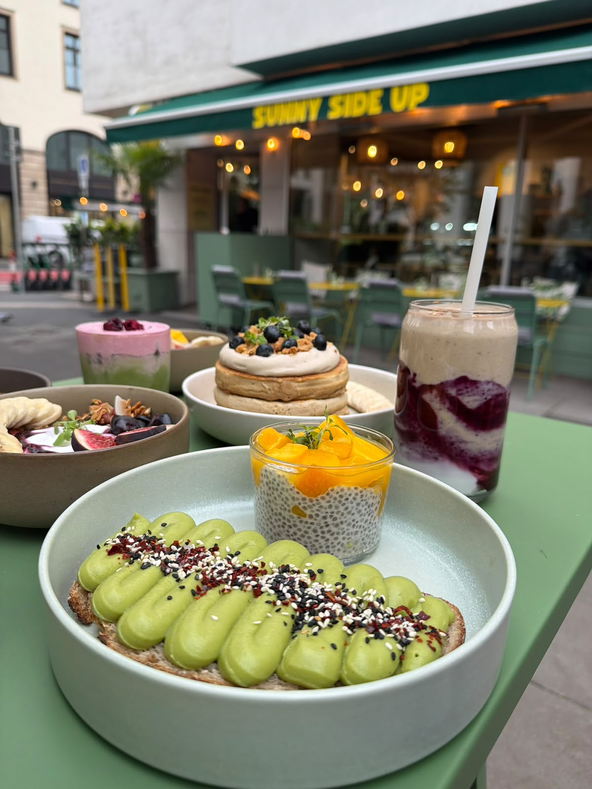 Bowl à la pistache et pudding chia-coco sur la terrasse du Sunny Side Up