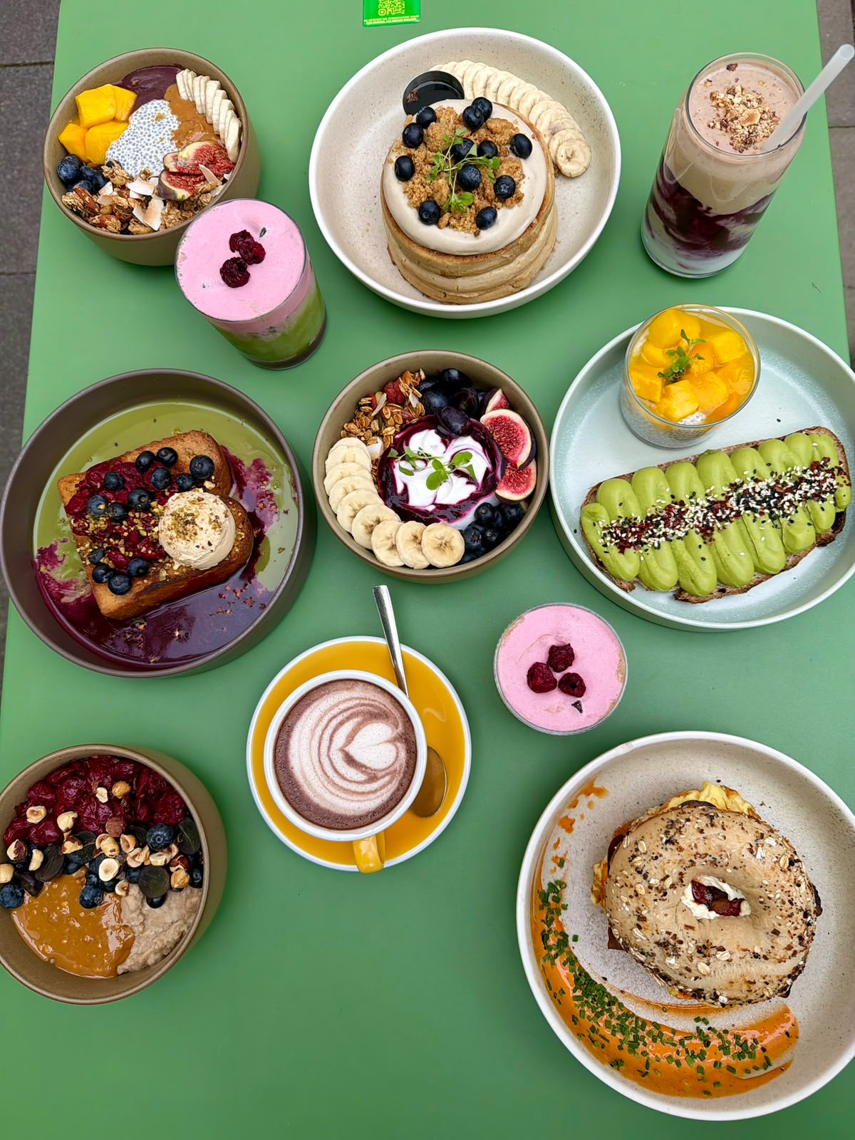 Table dressée avec des plats de la nouvelle carte petit-déjeuner d'automne