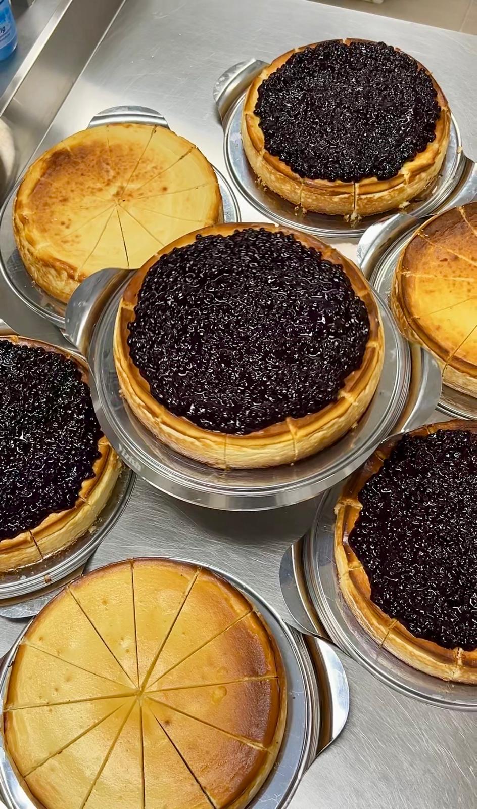Classic Cheesecake und Cheesecake mit Blueberry-Topping