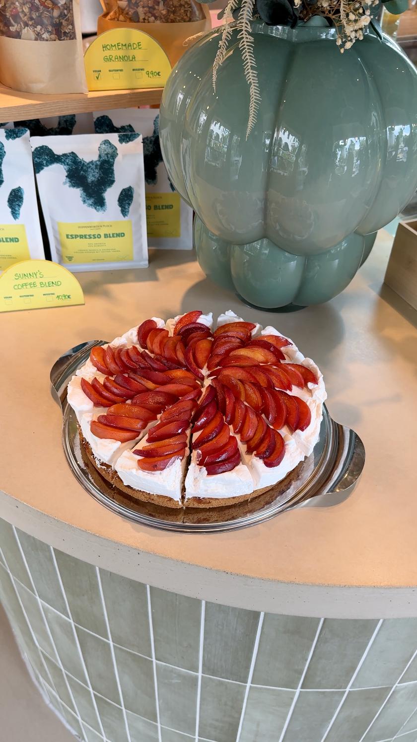Hausgemachte Pflaumentarte in der Kuchenvitrine
