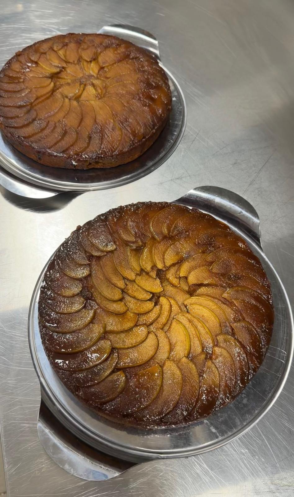 Karamellisierter Upside Down Apple Cake aus eigener Herstellung