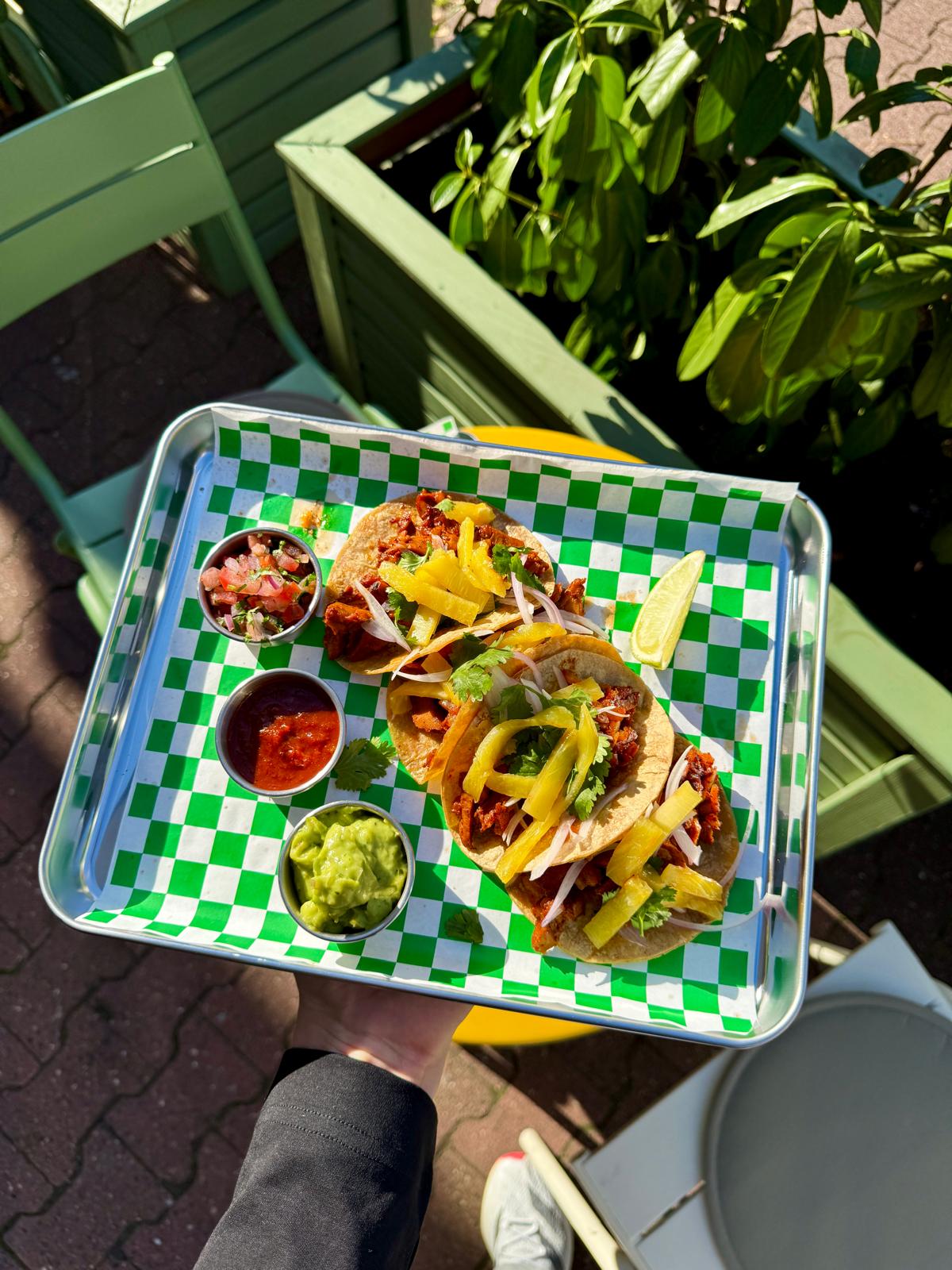 Bandeja con tacos recién preparados en el pop-up de La Casita Taqueria