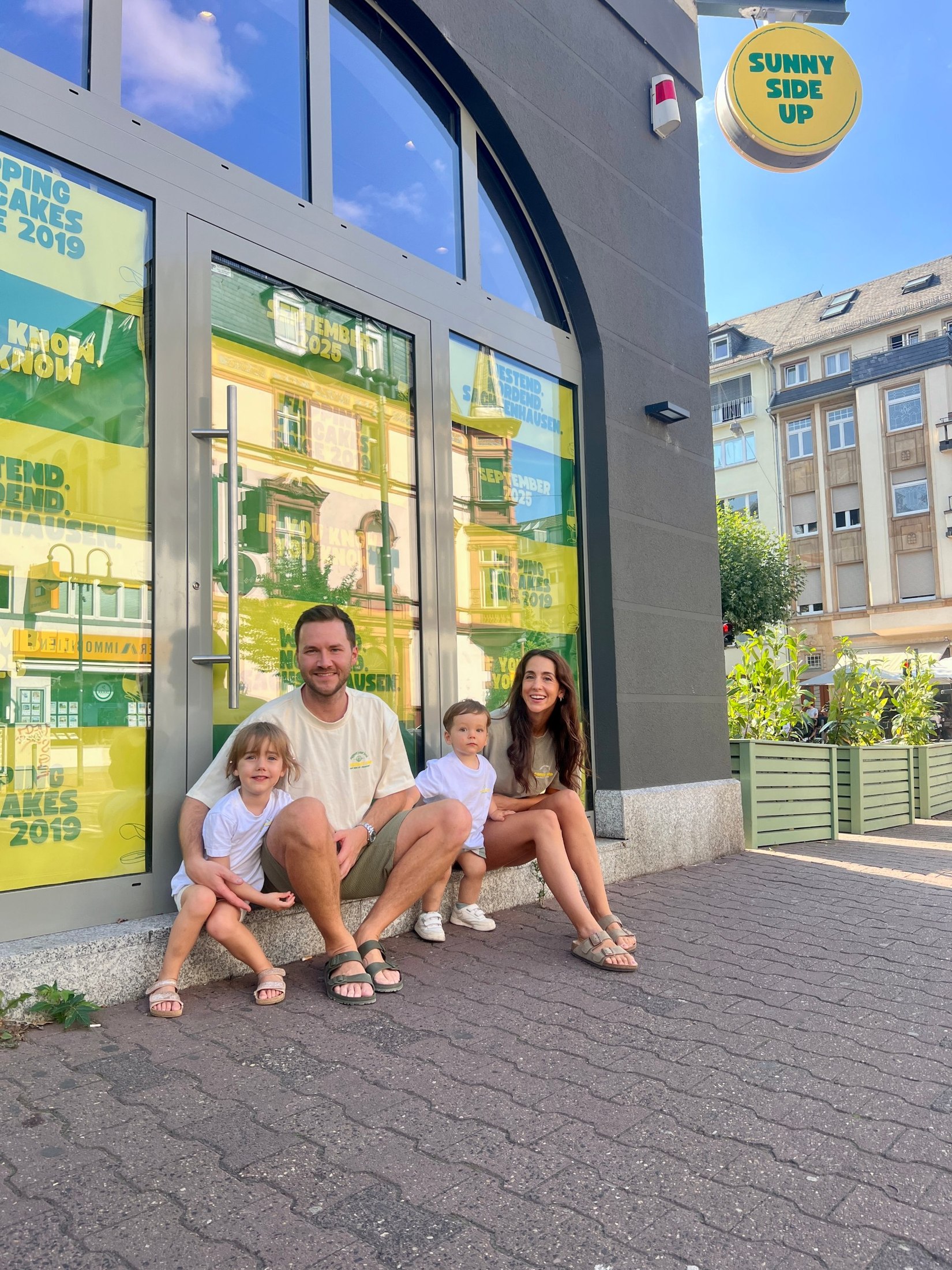 Dennis und Ana Maria mit ihren Kindern vor dem Sunny Side Up