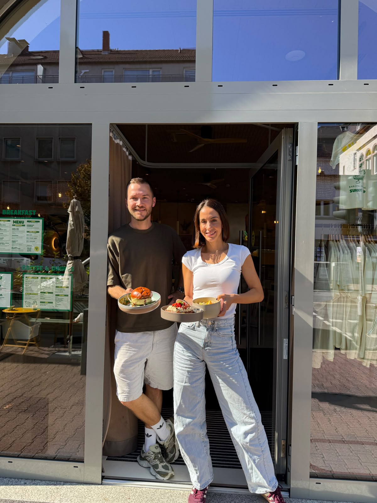 Ana Maria und Dennis, Gründer von Sunny Side Up, im Eingang ihres Cafés